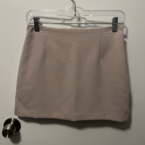 Abercrombie & Fitch Cream Mini Skirt - Picture 2 of 4